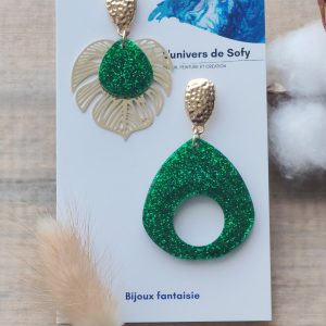 Boucles d'oreilles asymétriques en résine