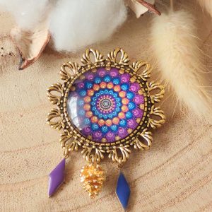 Broche cabochon et ses breloques