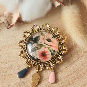 Broche cabochon et ses breloques