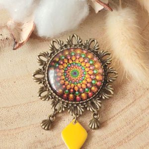 Broche cabochon et ses breloques
