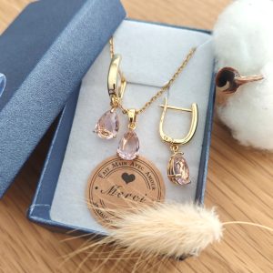 Box boucles d'oreilles et collier assortis