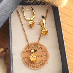 Box boucles d'oreilles et collier assortis