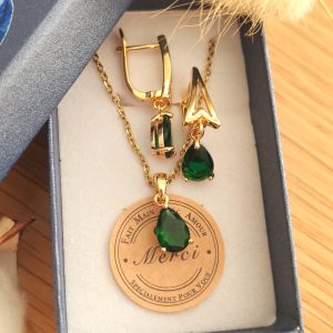 Box boucles d'oreilles et collier assortis