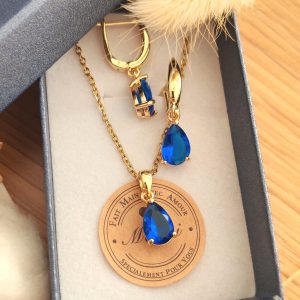 Box boucles d'oreilles et collier assortis
