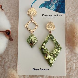 Boucles d'oreilles asymétriques en résine