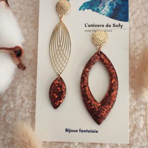 Boucles d'oreilles asymétriques en résine