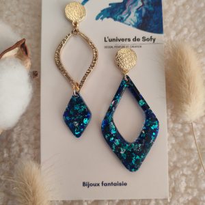 Boucles d'oreilles asymétriques en résine