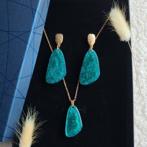 Box boucles d'oreilles et collier en résine