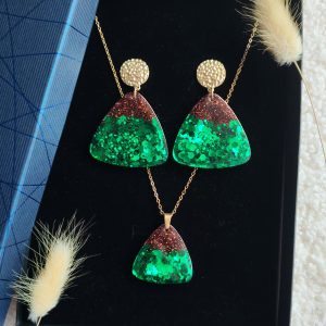 Box boucles d'oreilles et collier en résine