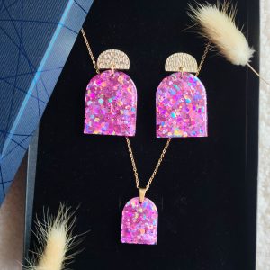 Box boucles d'oreilles et collier en résine